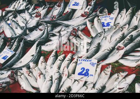 Marché fermier turc. Variété de poisson frais avec des prix sur le comptoir Banque D'Images