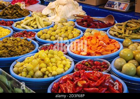 Marché fermier turc. Légumes marinés poivrons, olives, carottes, concombres sur le comptoir Banque D'Images