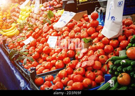 Marché fermier turc. Tas de légumes biologiques frais sur le comptoir de concombres, tomates Banque D'Images