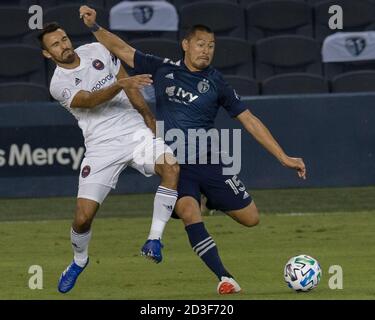 Kansas City, Kansas, États-Unis. 13 septembre 2020. Le milieu de terrain sportif de KC Roger Espinoza #15 (r) est en attaque contre le défenseur des pompiers de Chicago Jonathan Bornstein #3 (l) pendant la première moitié du match. Crédit: Serena S.Y. Actualités HSU/ZUMA Wire/Alay Live Banque D'Images