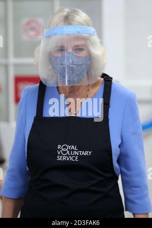 La duchesse de Cornwall, dans son rôle de présidente du Royal Voluntary Service, porte un masque de visage comme elle aide à servir le déjeuner lors d'une visite au Royal Voluntary Service Mill End Lunch club à Rickmansworth, Hertfordshire, rencontrer les bénévoles qui ont surmonté les défis récents posés par la pandémie pour rétablir les séances de déjeuner si nécessaires. Banque D'Images