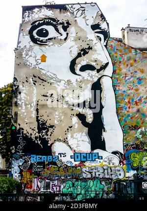 Graffiti avec Salvador Dali sur le mur près du Centre Georges Pompidou à Paris, France. Banque D'Images