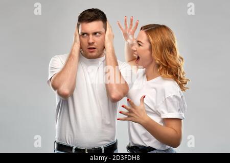 un couple mécontent ayant des arguments Banque D'Images