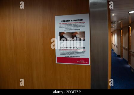 Affiche à bord du Stena Line Ferry demandant aux passagers de placer la literie sur le sol lorsqu'ils ont quitté les cabines afin de réduire les risques pour le personnel du virus Corona. Royaume-Uni OC Banque D'Images