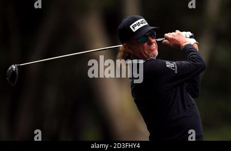 Miguel Angel Jiménez, de l'Espagne, débarque sur le troisième trou le premier jour pour le championnat BMW PGA au Wentworth Club, Virginia Water. Banque D'Images