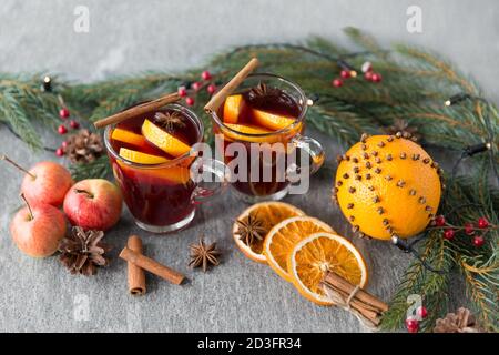 verre de vin chaud chaud, biscuits, pommes et sapin Banque D'Images