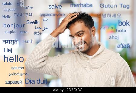 L'homme indien en chandail tricoté de toucher ses cheveux Banque D'Images