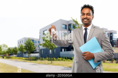 indian man realtor avec clé et dossier dans la ville Banque D'Images