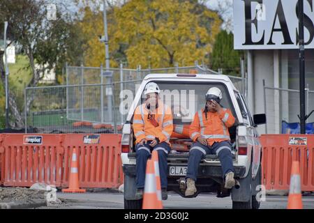 AUCKLAND, NOUVELLE-ZÉLANDE - 25 avril 2019: Auckland / Nouvelle-Zélande - avril 25 2019: Travailleurs de la route assis et se détendre à l'arrière du pick-up à Panmure rou Banque D'Images