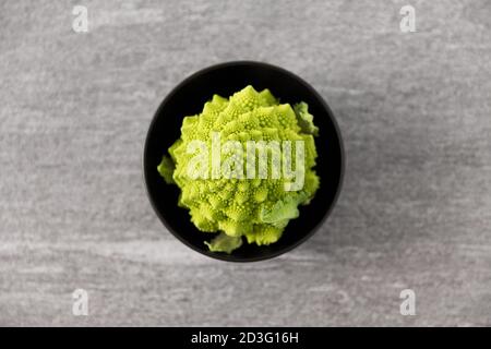 gros plan du brocoli romanesco dans un bol Banque D'Images