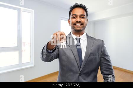 indian man realtor avec les clés de la maison dans le nouvel appartement Banque D'Images