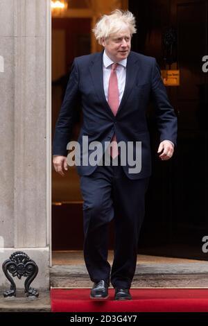 08/10/2020. Photo de Ray Tang le Premier ministre britannique Boris Johnson salue le président ukrainien Volodymyr Zelensky (non vu) arrivant à Downing St pour tenir des pourparlers bilatéraux le deuxième jour de la visite de Zelensky au Royaume-Uni. Banque D'Images