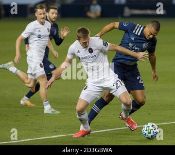 Kansas City, Kansas, États-Unis. 13 septembre 2020. Chicago Fire Forward Robert Beric #27 (avant) pousse pour le centre de l'attaque de terrain contre le défenseur sportif KC Winston Reid #22 (derrière) pendant la première moitié du match. Crédit: Serena S.Y. Actualités HSU/ZUMA Wire/Alay Live Banque D'Images