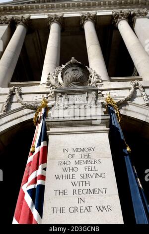 Londres, Angleterre, Royaume-Uni. Somerset House - façade donnant sur la Tamise. Mémorial de guerre des fusils de la fonction publique (Sir Edwin Lutyens - 1924) commémorant le 1, Banque D'Images