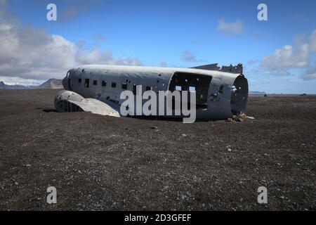 Épave abandonnée de l'avion écrasé US Navy Douglas C-47 Skytrain (basé sur DC-3), épave d'avion sur la plage noire à Sólheimasandur, sud de l'Islande Banque D'Images