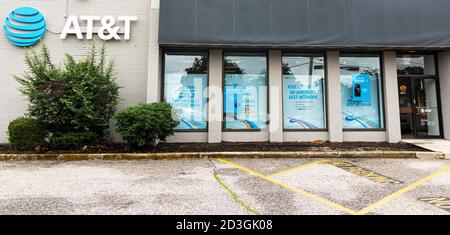 Deer Park, New York, États-Unis - 29 août 2020 : photo horizontale de l'extérieur d'un magasin AT&T autonome prise sur le parking. Banque D'Images