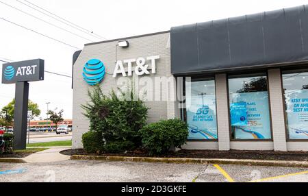 Deer Park, New York, États-Unis - 29 août 2020 : un magasin AT&T indépendant sur une route très fréquentée à New York. Banque D'Images