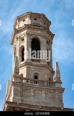 Gros plan du clocher de la cathédrale de Vérone (Duomo de Santa Maria Matricolare, VIII-XII siècle) dans le centre-ville de Vérone, Vénétie, Italie, Europe. Banque D'Images