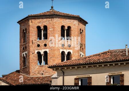 Vérone, église médiévale de Santo Stefano (St. Stephen V-XII siècle) de style roman. Lanterne octogonale utilisée comme clocher, Vénétie, Italie, UE. Banque D'Images