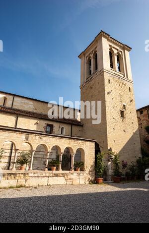 Église de San Giovanni in Valle (Saint Jean dans la vallée), une des plus anciennes églises de Vérone (IV-XIV siècle) de style roman. Vénétie, Italie. Banque D'Images