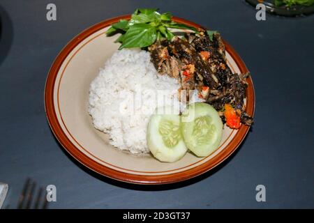 Bélut sambal ou anguille épicée délicieuse cuisine traditionnelle indonésienne à base d'anguille et de piments. Banque D'Images