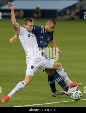 Kansas City, Kansas, États-Unis. 13 septembre 2020. L'attaquant de feu de Chicago Robert Beric #27 (avant) s'attaque au centre de l'attaque de terrain contre le défenseur sportif des KC Winston Reid #22 (derrière) pendant la première moitié du match. Crédit: Serena S.Y. Actualités HSU/ZUMA Wire/Alay Live Banque D'Images