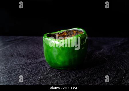 Tasse de poterie en céramique faite à la main / bol fait à la main sur la surface sombre et l'arrière-plan. Prêt à l'emploi. Banque D'Images