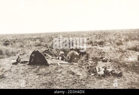 Soldats allemands dans une tranchée pendant la Seconde Guerre mondiale Banque D'Images