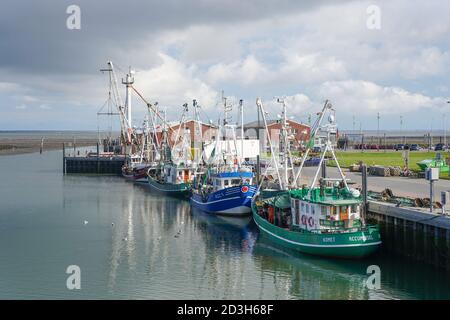 Bateaux de pêche amarrés dans le port de Dornumersiel, sur la mer des Wadden. Frison oriental. Allemagne. Banque D'Images