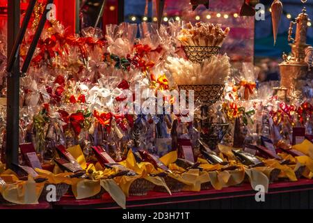 Variété de bonbons sur un marché de noël à Salzbourg, Autriche Banque D'Images