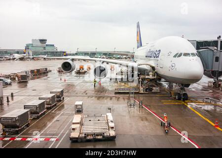 Vue sur l'aéroport de Francfort avec un avion Banque D'Images