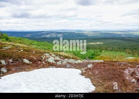 Champ de neige sur une colline d'une montagne Banque D'Images