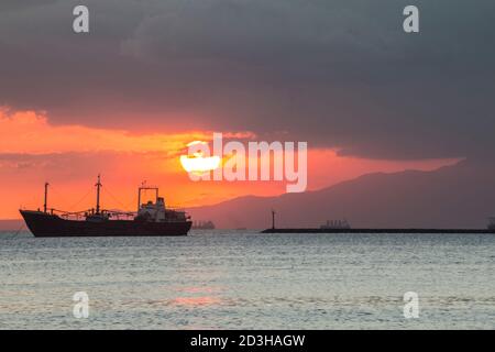 Coucher de soleil spectaculaire dans la baie de Manille avec bateaux au premier plan. Banque D'Images