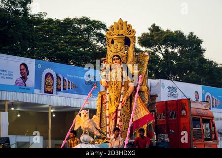 Kolkata, Bengale-Occidental, Inde, octobre 2019 : Lakshmi Thakur Pooja fond. La déesse hindoue indienne de la richesse et de la pureté, appelée Laxmi. Personnes celebrati Banque D'Images