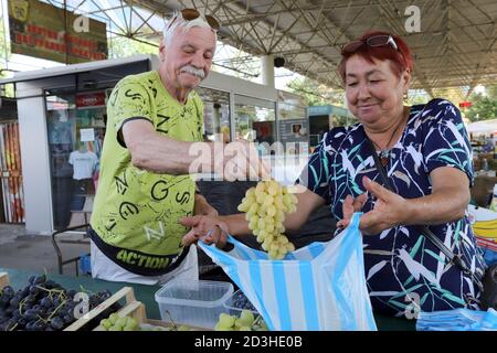 Sofia, Bulgarie le 16 septembre 2020 : les gens achètent des raisins sur le marché d'un agriculteur. Banque D'Images