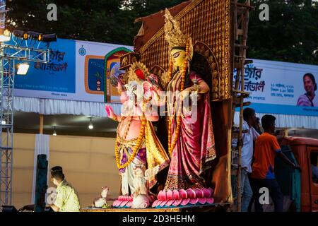 Kolkata, Bengale-Occidental, Inde, octobre 2019: Lakshmi Ganesh Puja ou Diwali Pooja fond. Personnes célébrant le festival indien, Laxmi et Ganpati idol Banque D'Images