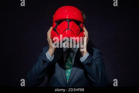 Bonhams, Knightsbridge, Londres, Royaume-Uni. 8 octobre 2020. La vente de souvenirs de divertissement de Bonhams comprend un rare casque Sith Trooper de Star Wars: The Rise of Skywalker (2019), gracieusement offert à l'activité caritative de BAFTA par Lucasfilm, toute l'année. Le casque a été créé par Michael Kaplan, designer de costumes primé de BAFTA, dans une couleur rouge saisissante, en distinguant les nouveaux stormtroopers des forces blindées blanches classiques aimées par les générations précédentes. Il a une estimation de £20,000-30,000. Crédit: Malcolm Park/Alay Banque D'Images