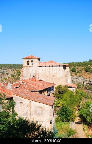 Maisons et église. Calatañazor, province de Soria, Castilla Leon, Espagne. Banque D'Images