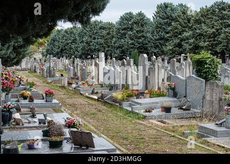 Le 06/10/2020, Lyon, Auvergne-Rhône-Alpes, France. Ancien cimetière de la Guillotière avant la fête catholique de tous les Saints. Banque D'Images