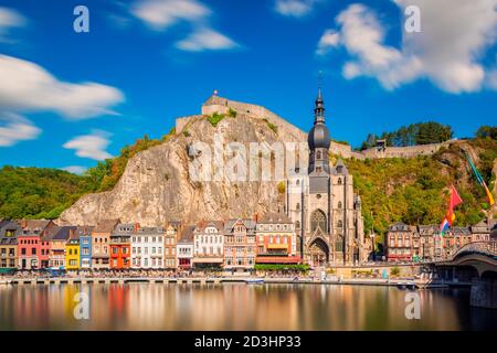 Longue exposition du village de Dinant dans la province de Namur et la région des Ardennes en Wallonie, Belgique. La Meuse traverse Dinant. Banque D'Images