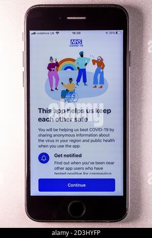 L'application de recherche de contacts officielle NHS Covid-19 est visible et installée sur un écran d'iPhone. Banque D'Images