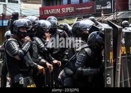 Cileunyi, Indonésie. 08 octobre 2020. Des policiers anti-émeutes tiennent leurs boucliers pour protection lors d'une manifestation à Cileunyi.les syndicats ouvriers et les syndicats étudiants sont descendus dans la rue, bloquant la route nationale Bandung-Garut-Tasikmalaya jusqu'à la porte de péage de Cileunyi. Ils protestent contre la nouvelle loi sur la création d'emplois qui a été adoptée lundi par le Parlement. Crédit : SOPA Images Limited/Alamy Live News Banque D'Images