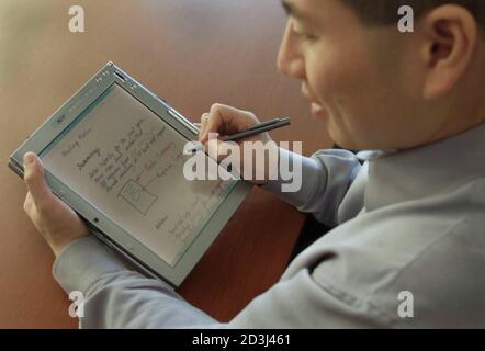 Charlton Lui L Responsable Du Developpement Microsoft Fait Pivoter L Ecran D Un Prototype De Tablette Acer Apres Avoir Ete Desancre D Un Poste De Travail Le 7 Novembre 01 Bill Gates President De Microsoft