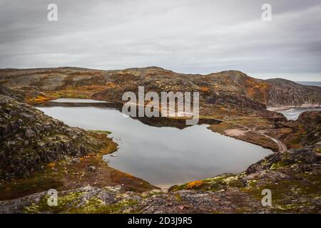 Lac au-dessus de la mer de Barents, Teriberka, Russie Banque D'Images