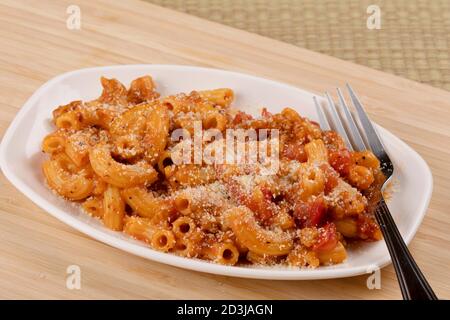 Un délicieux repas de macaroni au coude avec sauce aux pâtes et parmesan Banque D'Images