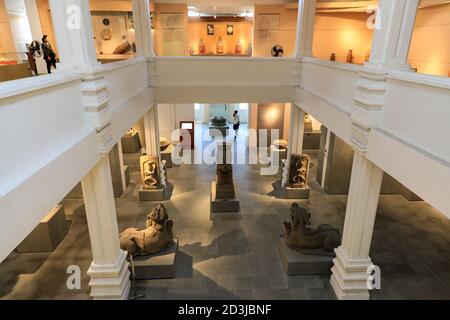 Personnes regardant les expositions au Musée de Sculpture de Cham, Danang, Vietnam, Asie Banque D'Images