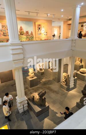 Personnes regardant les expositions au Musée de Sculpture de Cham, Danang, Vietnam, Asie Banque D'Images