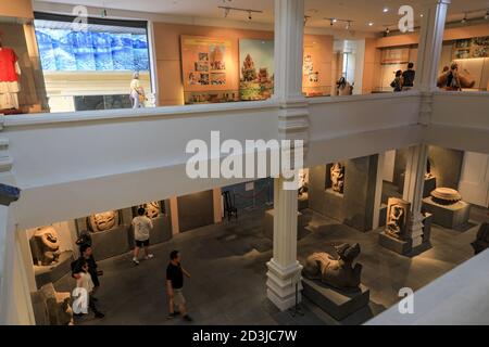 Personnes regardant les expositions au Musée de Sculpture de Cham, Danang, Vietnam, Asie Banque D'Images