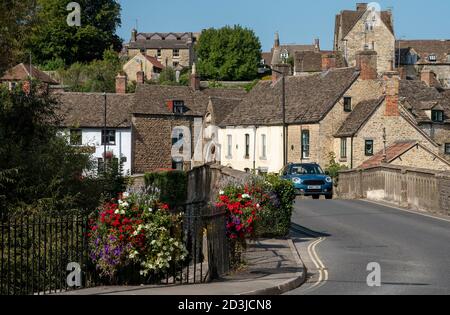 Malmesbury, Wiltshire, Angleterre, Royaume-Uni. 2020. Décoration florale sur le pont St Johns dans la partie inférieure de cette ville marchande. Banque D'Images