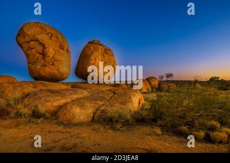 Les Devils Marbles emblématiques : œufs du mythique serpent arc-en-ciel le soir au crépuscule. Karlu Karlu est l'une des merveilles naturelles les plus célèbres d'Australie Banque D'Images